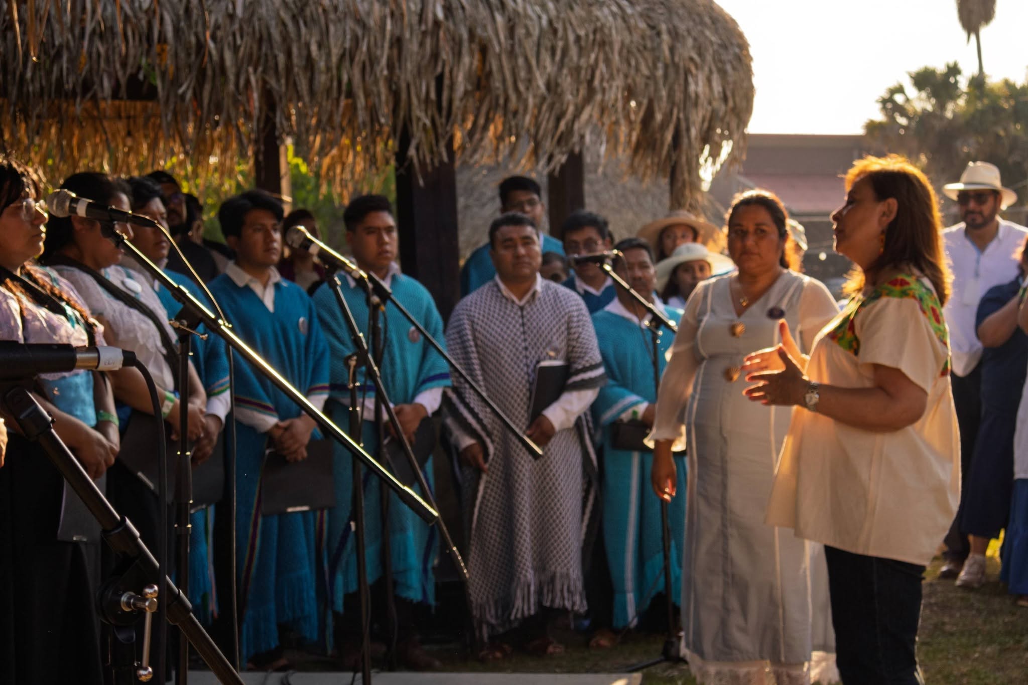 Coro de las altas montañas. Mujeres y hombres de la Sierra de Atzompa y Zongolica. Símbolo de valores y resguardo de sus raíces.